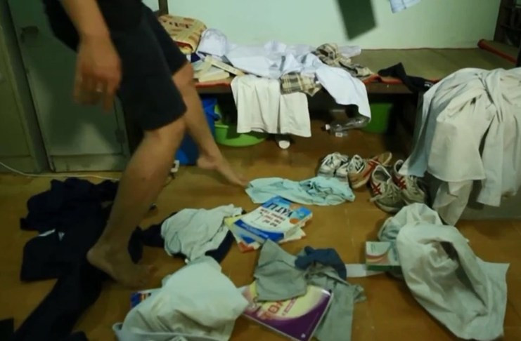 Nguyên văn lời bóc phốt: "Mình nghĩ có lẽ mình là đứa có tinh thần thép bậc vũ trụ khi đã ở được với thằng bạn cùng phòng 1 năm. 1 năm thăng trầm của những phút giây chứng kiến một đứa đẹp trai nhưng nuôi vi khuẩn sống cho qua ngày.... Khám phá gầm giường của nó người ta sẽ khai quật được nào là quần bò, nào là quần đùi, quần lót. Tất cả chúng nhiều vô kể, đã thế còn thoang thoảng mùi nước hoa nữa chứ! Mấy ngày đầu ngủ chung giường nhưng sau đó mình phải chuyển lên gác xép cho an toàn!