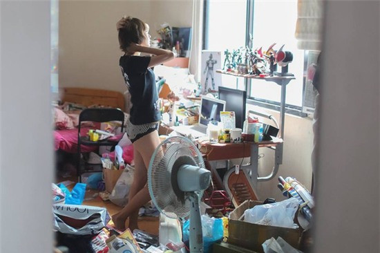 Cụ thể, T.H chia sẻ về cô bạn cùng phòng trọ của mình rằng: "Con gái gì mà đầu 4 - 5 ngày có khi cả tuần mới gội một lần, lại còn biện lý do gội nhiều hư tóc. Trời mấy nay thì nắng, dù là không làm gì, chỉ nằm nhà ngủ thôi cũng đã thấy nóng, đằng này còn 2 ngày không tắm, nói mãi, sỉ vả mãi mới chịu đi. Ngồi bên cạnh mùi chua không chịu được, phòng còn kín bật điều hoà. Quần áo thay xong vứt luôn vào tủ, mốc luôn cả áo, không biết cái nào giặt rồi cái nào chưa".