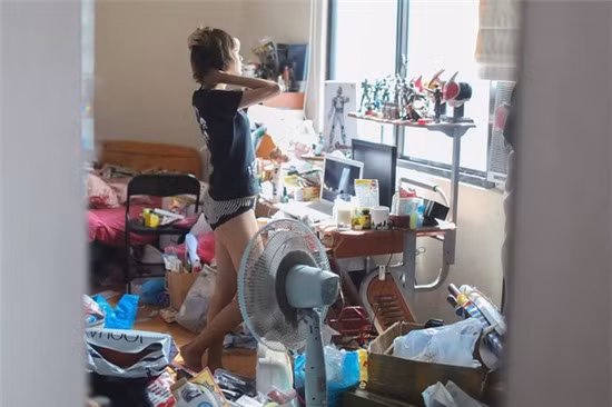 Cụ thể, T.H chia sẻ về cô bạn cùng phòng trọ của mình rằng: "Con gái gì mà đầu 4 - 5 ngày có khi cả tuần mới gội một lần, lại còn biện lý do gội nhiều hư tóc. Trời mấy nay thì nắng, dù là không làm gì, chỉ nằm nhà ngủ thôi cũng đã thấy nóng, đằng này còn 2 ngày không tắm, nói mãi, sỉ vả mãi mới chịu đi. Ngồi bên cạnh mùi chua không chịu được, phòng còn kín bật điều hoà. Quần áo thay xong vứt luôn vào tủ, mốc luôn cả áo, không biết cái nào giặt rồi cái nào chưa".