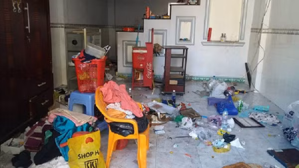 Chứng kiến những căn phòng bừa bộn do đứa cùng phòng tạo ra, nhiều bạn sinh viên đã phải cắn răng chịu đựng dọn ra ngoài ở riêng tránh xa bệnh tật có thể bùng phát.