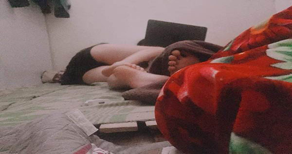 Một nữ sinh khác cũng lên mạng bóc phốt rằng: "Con bạn cùng phòng mình nó đưa người yêu về ngủ triền miên ở phòng. Sinh viên thuê được cái phòng bé tý teo, cái giường cũng bé, 2 đứa ngủ còn chật thế mà bạn nó mang về ngủ rất tự nhiên và hồn nhiên. Đêm chúng nó còn tình tứ yêu đương trong khi mình thì FA. Cay nhất là có khi mình còn bị đạp rớt cái bịch xuống nhà, thâm hết cả người".