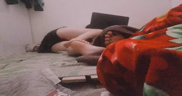 Một nữ sinh khác cũng lên mạng bóc phốt rằng: "Con bạn cùng phòng mình nó đưa người yêu về ngủ triền miên ở phòng. Sinh viên thuê được cái phòng bé tý teo, cái giường cũng bé, 2 đứa ngủ còn chật thế mà bạn nó mang về ngủ rất tự nhiên và hồn nhiên. Đêm chúng nó còn tình tứ yêu đương trong khi mình thì FA. Cay nhất là có khi mình còn bị đạp rớt cái bịch xuống nhà, thâm hết cả người".