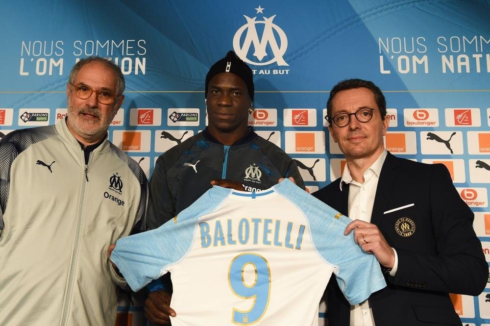 Chẳng đi đâu xa, Balotelli tiếp tục ở lại nước Pháp, gia nhập một đội bóng thậm chí còn có thế lực hơn Nice, Olympique Marseille.