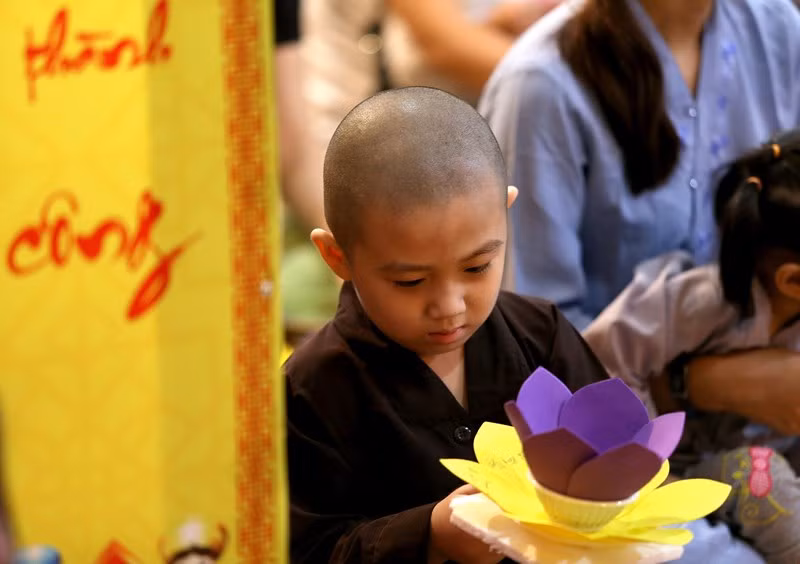 Hoa đăng được các bạn tình nguyện viên hỗ trợ thả xuống sông. Cả một đoạn sông Sài Gòn ngập tràn sắc màu lung linh của đèn hoa đăng rực sáng.