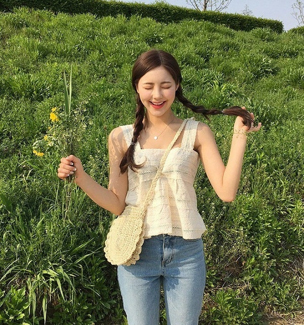 Không chỉ xinh xắn mà còn mát mẻ, chiếc áo này đã khiến cho con gái Hàn mê tít. Dù là áo hai dây nhưng một điều khiến item này ghi điểm tuyệt đối chính là nó không hề gợi cảm một cách quá đà. Vì vậy nên các bạn gái có thể yên tâm thoải mái diện mà không sợ lộ hàng.