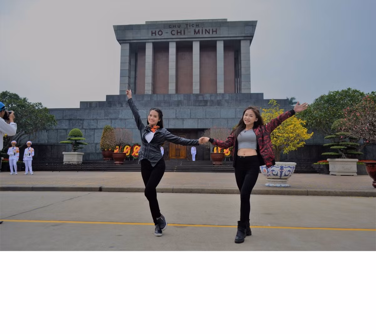 Trái ngược hẳn với những tranh cãi gay gắt của dân mạng về chuyến đi của mình, Thiên Thư nói thêm rằng: “40 tiếng ngồi trên xe máy với mình thật sự rất thoải mái, không hề có sự gò bó nào. Mình thấy 50% số người phản đối chuyến đi này là những người cảm thấy khó lòng thực hiện được những việc mình đã làm, nên mới phản ứng như vậy. Thật sự, làm được một việc để được 50% số người trong cộng đồng phải đối không phải là điều dễ đâu!”.