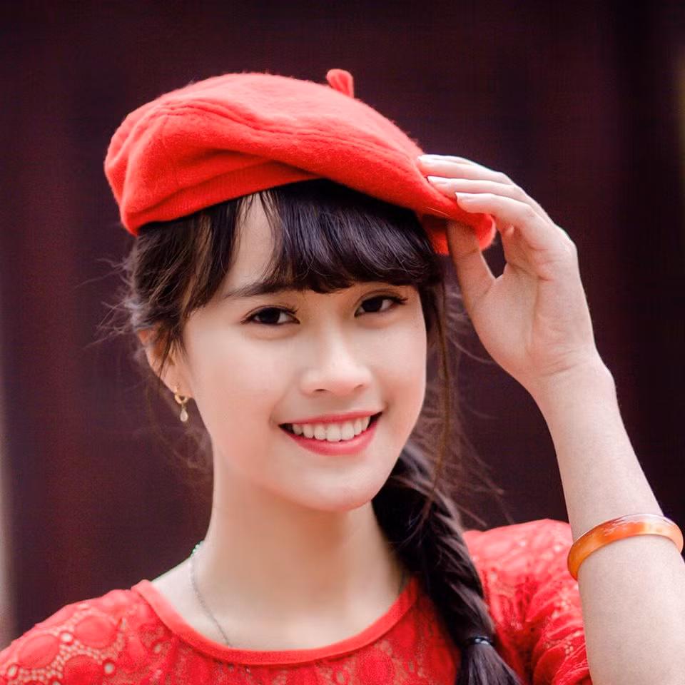 Gương mặt trái xoan, đôi mắt trong veo “gây thương nhớ”.