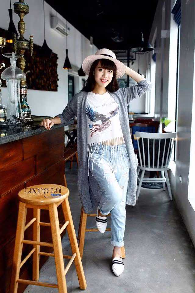 Cô nàng Mara Mai Phương để lại hình ảnh vô cùng đẹp trong lòng cư dân mạng với làn da trắng không tì vết, nụ cười tỏa nắng, đôi mắt biết nói và mái tóc bồng bềnh.