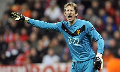 Cùng có 50 trận giữ sạch lưới như Iker Casillas là huyền thoại người Hà Lan Edwin van der Sar. Van der Sar có một sự nghiệp lẫy lừng trong màu áo của Ajax và Man United.