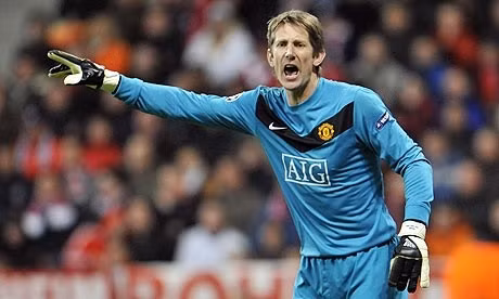 Cùng có 50 trận giữ sạch lưới như Iker Casillas là huyền thoại người Hà Lan Edwin van der Sar. Van der Sar có một sự nghiệp lẫy lừng trong màu áo của Ajax và Man United.