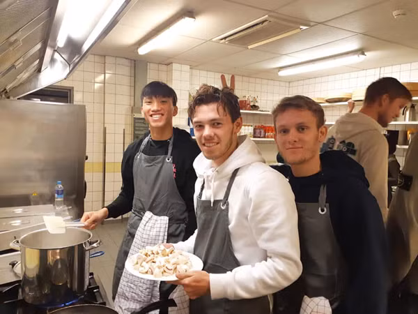 Phat sot Van Hau hao hung khoe anh vao bep nau nuong