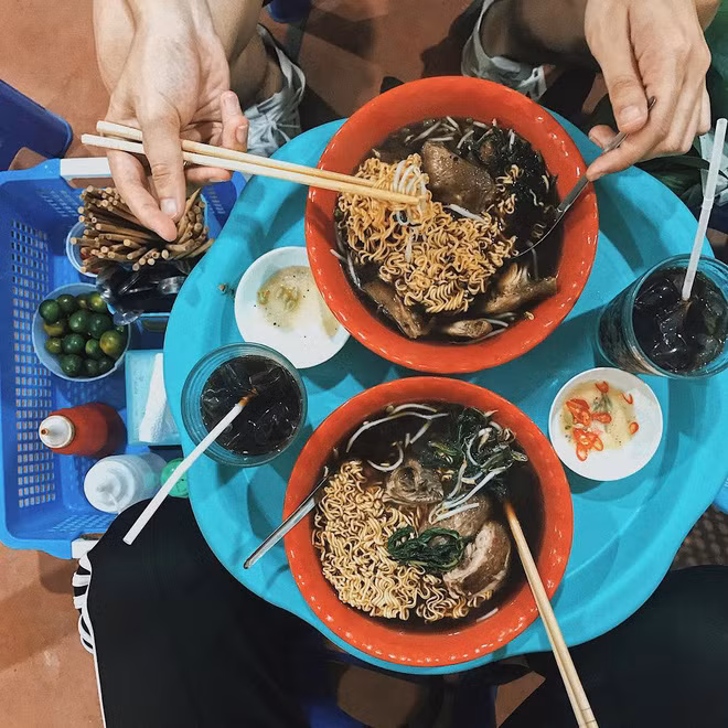 Đến Hà Nội ăn gà tần, các bạn trẻ khó có thể bỏ qua những cái tên con phố như Hàng Cót, Hàng Rươi hay Hàng Bồ nức tiếng.