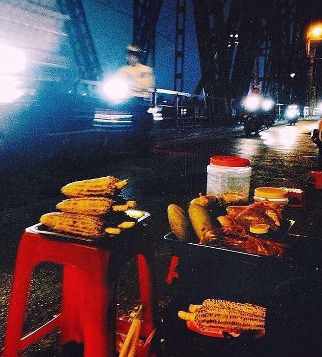 Chẳng biết từ bao giờ, cái thú vui lên cầu Long Biên ăn ngô nướng vào đêm đông lại khiến người Hà Nội thích thú đến thế. Ngô mới lấy lên từ bãi bồi phía dưới sông Hồng, thơm và no sữa, bóng bẩy căng mềm, vừa lật vừa xoay trên bếp than nóng hổi, mùi hương ngô chín níu giữ dạ dày chẳng nỡ rời đi.