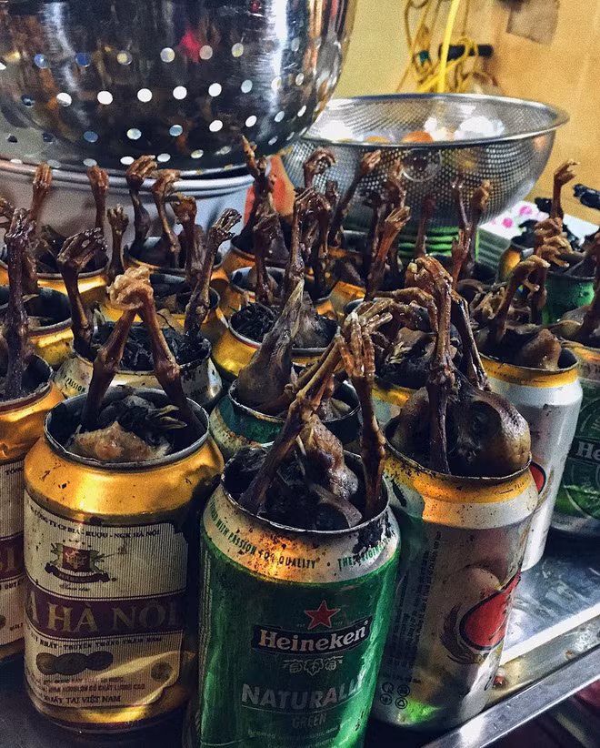 Gà tần thì mùa nào cũng ngon cả, nhưng cứ phải độ đông về thì ngồi bên bát gà bốc hơi nghi ngút, nếm từng thìa nước dùng nóng hổi mới đủ thấy khoan khoái.