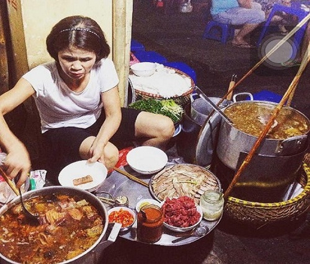 Khách ăn phở gánh thì đủ mọi tầng lớp, từ người lao động dậy sớm, công nhân đi làm về hay sinh viên cố thức để đi thử bát phở "lừng danh". Nhưng dù thế nào thì ở góc phố ấy, vào tầm giờ ấy, họ đều là những thực khách đến để thưởng thức những hương vị lâu đời của Hà Nội.