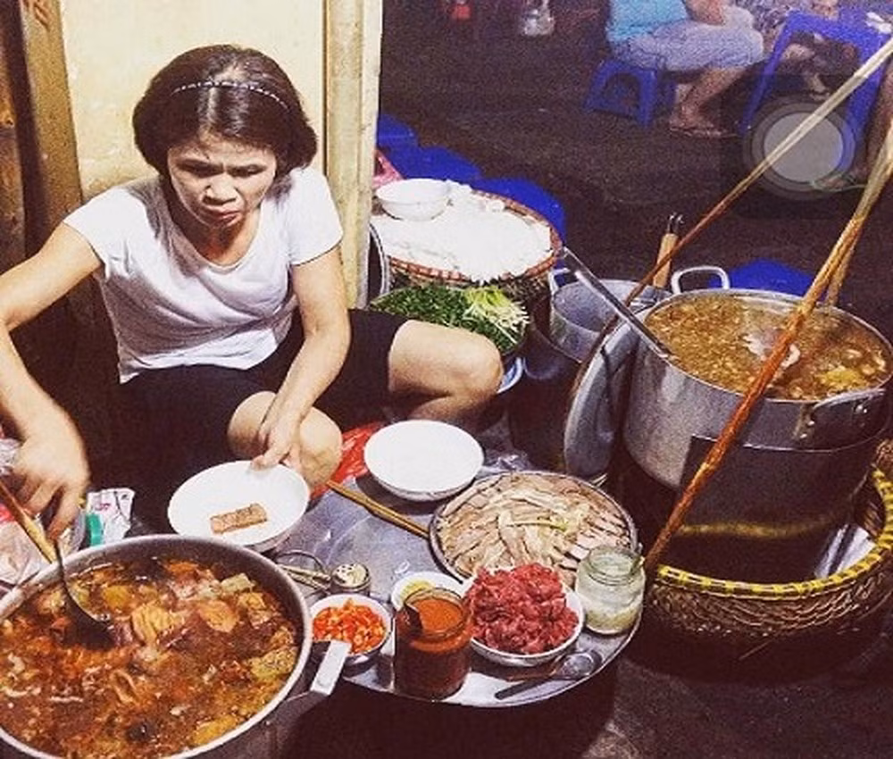 Khách ăn phở gánh thì đủ mọi tầng lớp, từ người lao động dậy sớm, công nhân đi làm về hay sinh viên cố thức để đi thử bát phở "lừng danh". Nhưng dù thế nào thì ở góc phố ấy, vào tầm giờ ấy, họ đều là những thực khách đến để thưởng thức những hương vị lâu đời của Hà Nội.