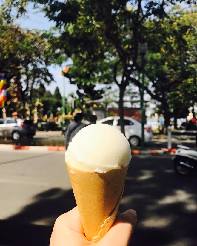 Giữa khung cảnh có phần bình lặng của Hà Nội vào những ngày rét, ngồi bên "người thương" nhấm nháp cây kem ốc quế, tíu tít kể hết những chuyện vụn vặt mệt nhoài, cảm giác ấm áp hơn cả mặc một chiếc áo len "to sụ".