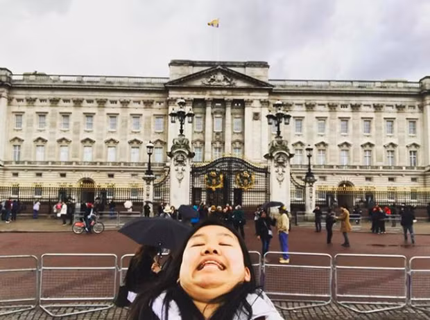 Khác hẳn với những người trước đây, công thức ảnh của Michelle đó là đặt chân tới một địa điểm du lịch nổi tiếng, cầm máy lên làm một tấm selfie góc chụp từ dưới lên, giãn cơ mặt thật thoải mái và tạo dáng cằm 2 ngấn.