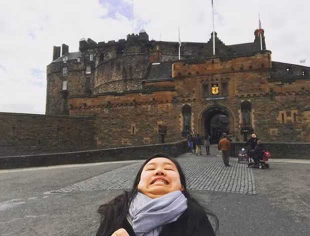 Từ trước tới nay, có rất nhiều cách check-in tại các địa điểm du lịch được giới trẻ nghĩ ra, từ "Follow me" hay "Xoạc chân" và mới đây nhất là phong trào khoe cổ 2 ngấn do cô bạn Michelle Liu sáng chế ra.