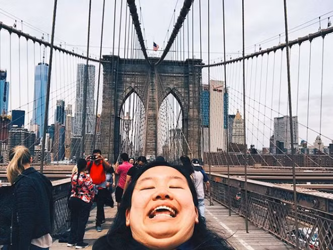 Không chỉ gây chú ý bằng cách check-in lạ của mình, Michelle còn có những dòng trạng thái trên Instagram vô cùng hài hước và sáng tạo bằng những câu chơi chữ hết sức đáng yêu bằng tiếng Anh.