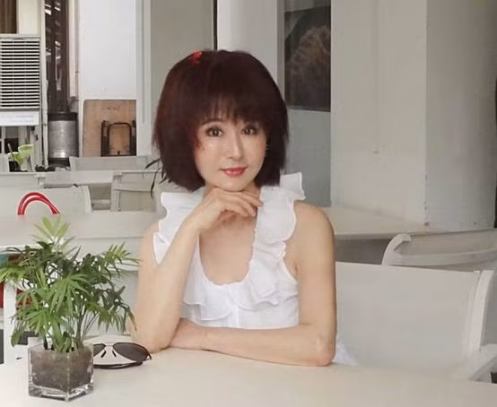 Đây cũng là một cách để bà duy trì vẻ thanh xuân, bởi theo bà, ngoài tập luyện thể dục thể thao, sử dụng các loại mỹ phẩm, dưỡng chất phù hợp, người ta còn phải giữ cho đầu óc thanh thản, tâm lý vui vẻ thì mới có thể giữ cho mình trẻ mãi không già.