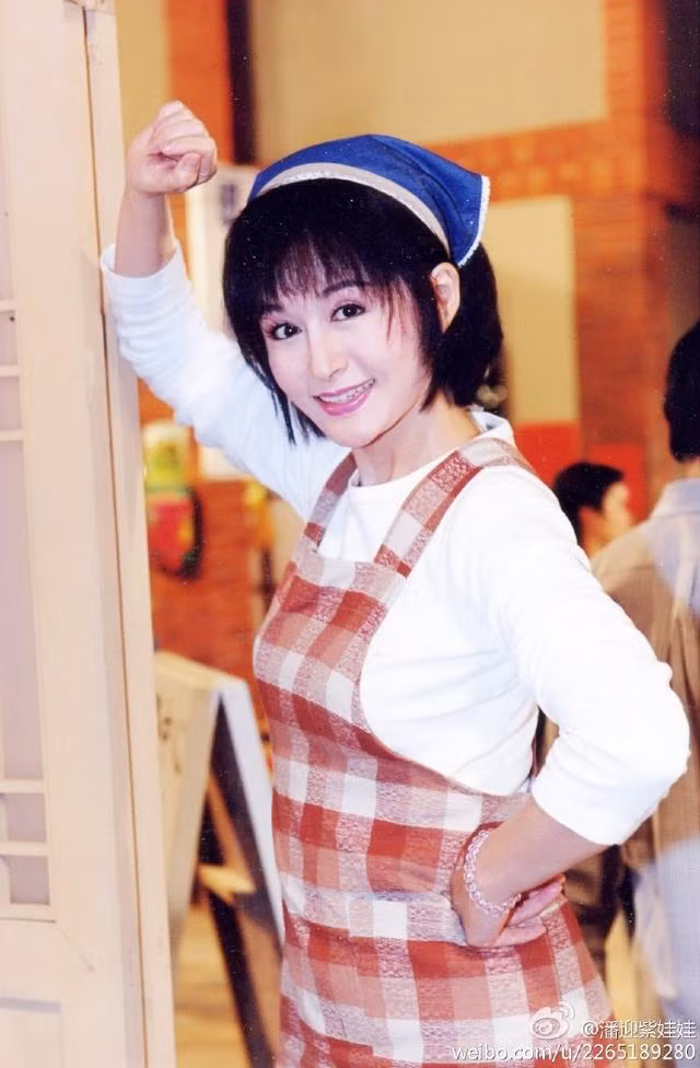 Nữ diễn viên năm 1945 tại Giang Tô, Trung Quốc. Bà vào nghề rất sớm, bắt đầu đóng phim vào năm 16 tuổi cho hãng Shaw Brothers tại Hong Kong.