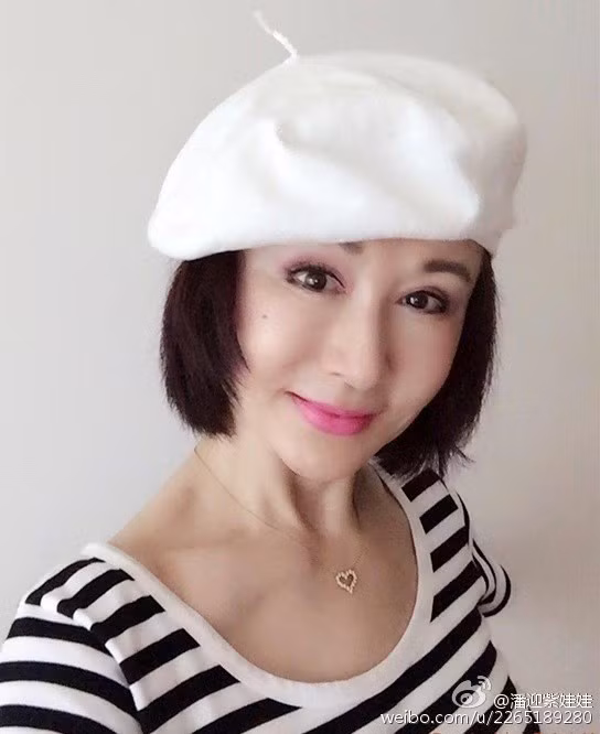 Người đẹp U80 cho biết việc chăm sóc da với bà rất quan trọng. Dù bận rộn thế nào, bà cũng không quên chăm sóc làn da trước khi đi ngủ.