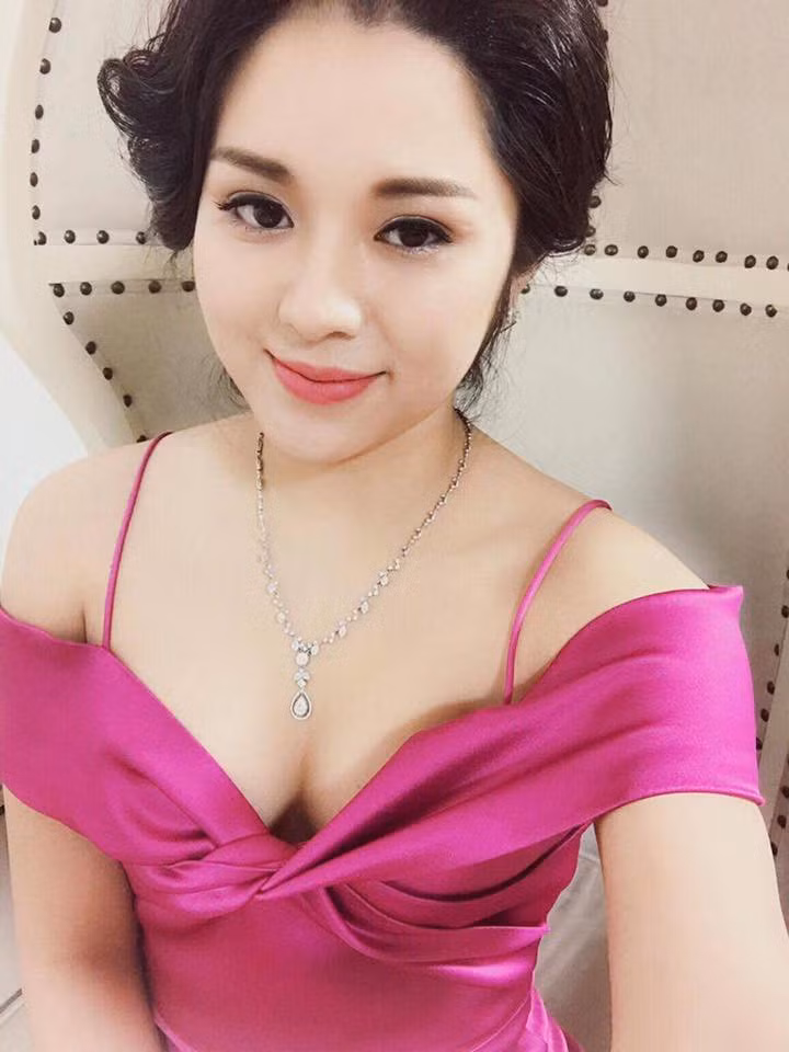 Cũng có người quan niệm, việc một nữ MC thể thao lộ vòng 1 lấp ló khi dẫn chương trình truyền hình là không phù hợp với thuần phong mỹ tục, đặc biệt là ở Việt Nam.