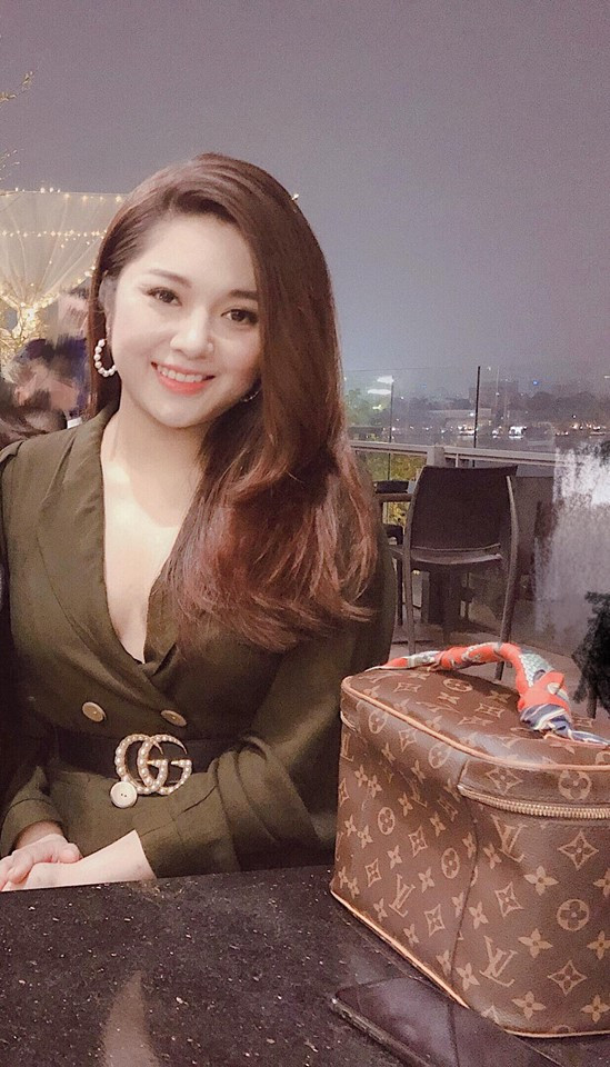 Ngoài ảnh chân dung xinh đẹp, có thể thấy ngập tràn trên Facebook Diệu Linh là những hình ảnh cô đi đó đi đây du lịch, khi là Pháp, lúc Thái Lan, lúc lại là những địa điểm nổi tiếng trong nước.