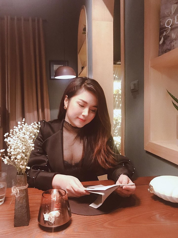 Vào trang cá nhân của Diệu Linh, có thể thấy cô nàng này khá tự tin, bởi lẽ không chỉ trên sóng truyền hình, ở những ảnh đời thường nữ MC này thường khoe những khoảnh khắc xinh đẹp, gợi cảm của bản thân.