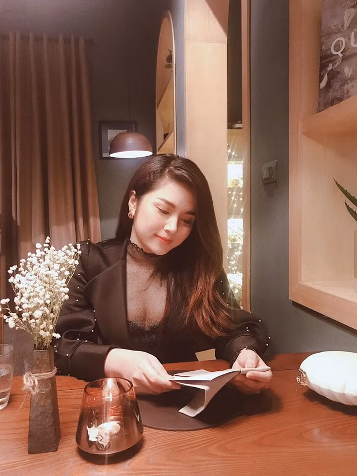 Vào trang cá nhân của Diệu Linh, có thể thấy cô nàng này khá tự tin, bởi lẽ không chỉ trên sóng truyền hình, ở những ảnh đời thường nữ MC này thường khoe những khoảnh khắc xinh đẹp, gợi cảm của bản thân.
