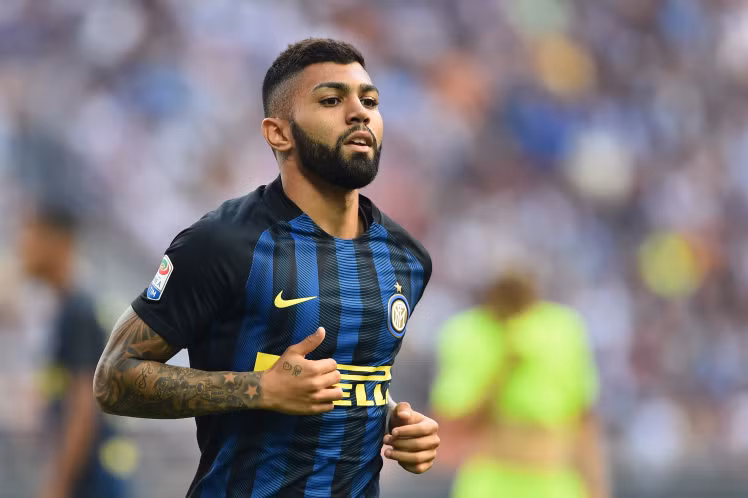 Mourinho giải cứu Gabigol: Tiền đạo Gabriel Barbosa từng được MU theo đuổi trong mùa hè 2016. Tuy nhiên, “Gabigol” đã đến Inter Milan trong bản hợp đồng 5 năm. Dù vậy, mùa giải đầu tiên của chân sút người Brazil tại Giusseppe Meazza thực sự tồi tệ và hiện chân sút mới 20 tuổi này sắp bị đày ải đến Las Palmas dưới dạng cho mượn. Ngay lập tức Mourinho trở lại và dự tính đưa Gabigol về Old Trafford làm nhân tố dự bị chiến lược cho hàng công. Ảnh: Goal