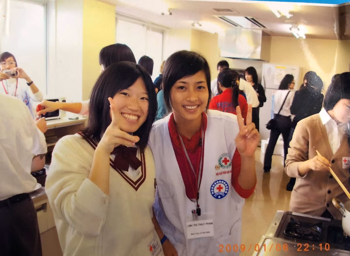 Sau khi tốt nghiệp Cao đẳng Du lịch, được anh chị đi trước định hướng, Thùy Linh đăng kí học thêm về Quản trị Kinh doanh và bây giờ cô gái xác định sẽ theo chuyên ngành Quản trị nhân lực trong ngành lớn đã chọn.