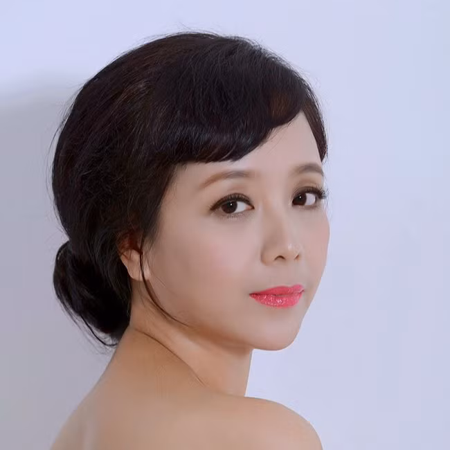 "Tôi sinh ra vào một buổi chiều mùa xuân", nghệ sĩ 48 tuổi chia sẻ về cái tên ý nghĩa và rất đỗi dịu dàng của mình được người cha thân yêu đặt.