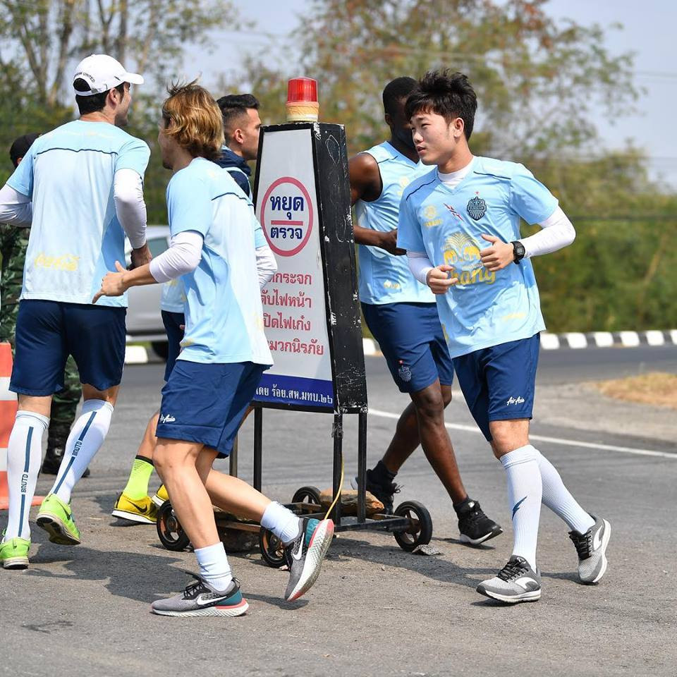 Các cầu thủ Buriram United còn được thăm các trại quân đội, hướng dẫn làm việc theo nhóm nhưng không bị kỷ luật đè nặng.