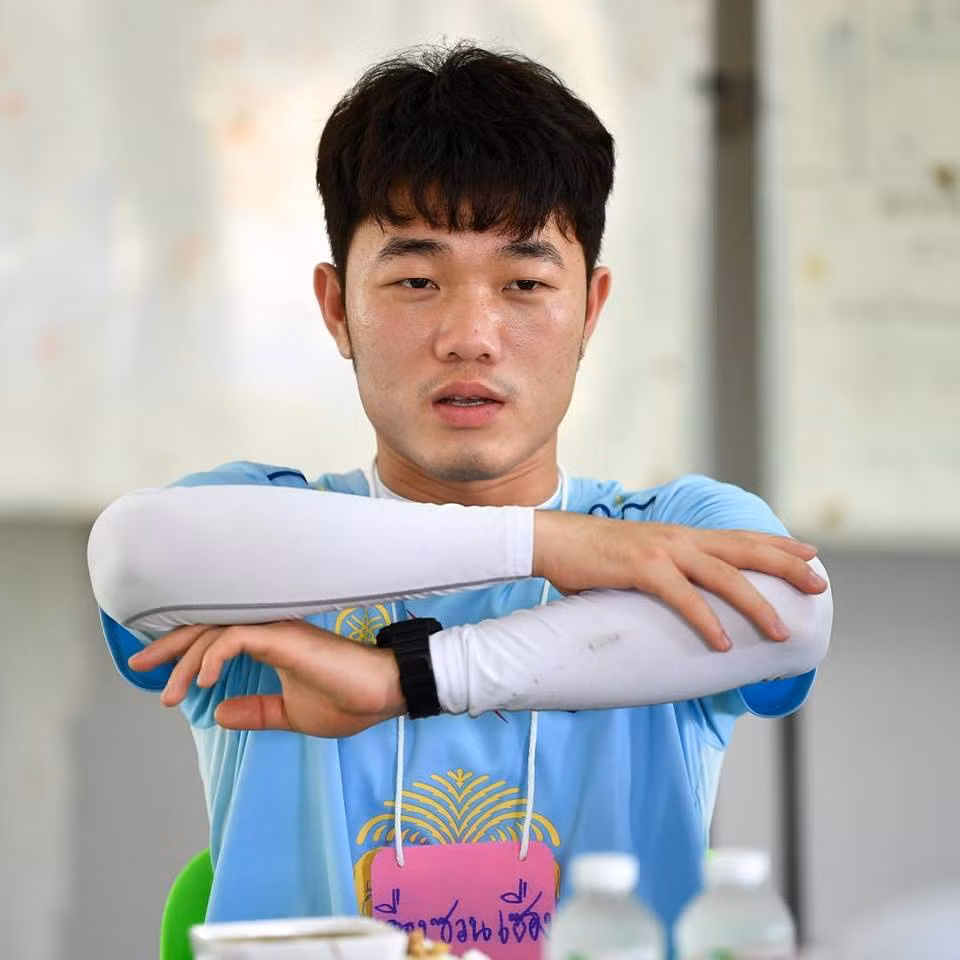 Hajime Hosogai cũng là người trò chuyện nhiều với Xuân Trường khi cả hai chuẩn bị đi tham quan.