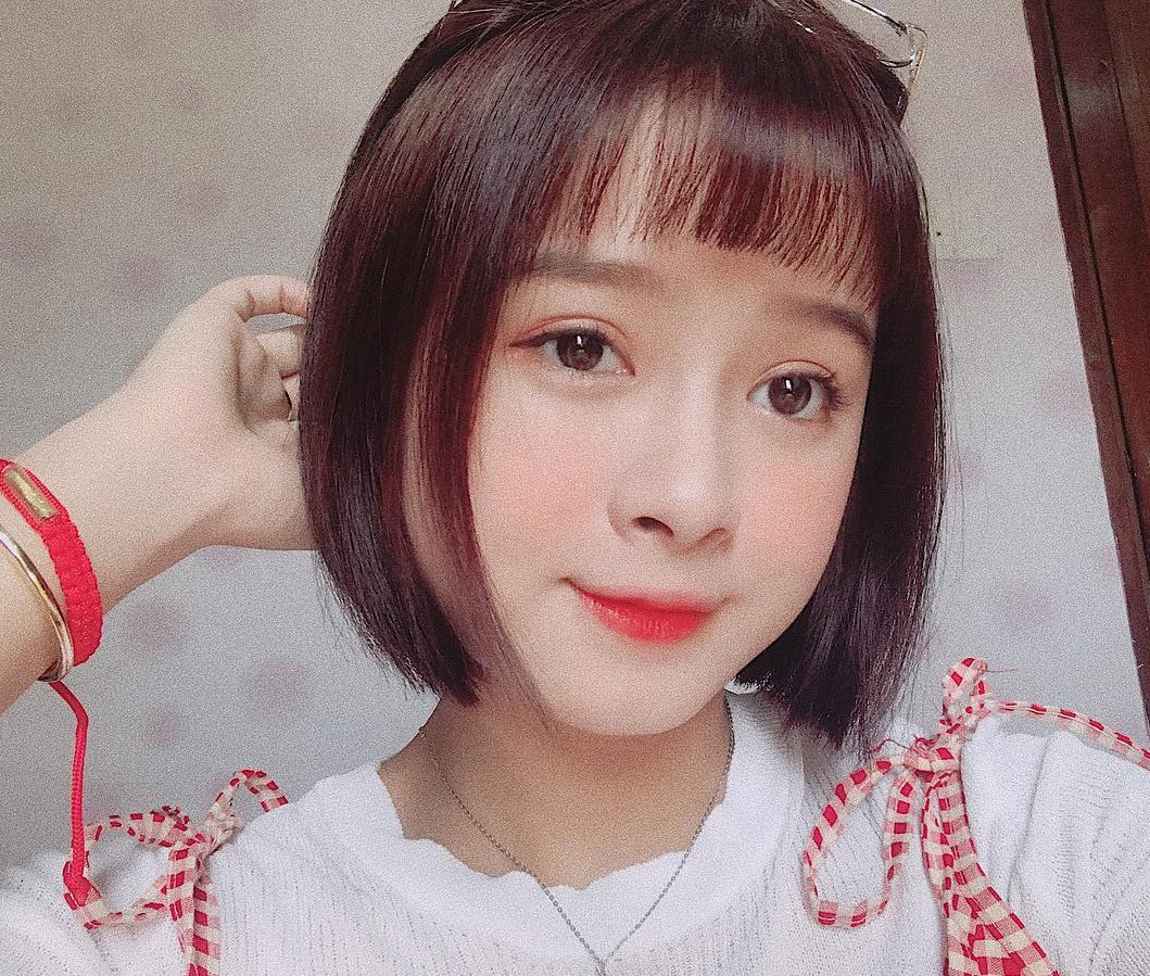 Uyên Hana - tên thật là Trần Ngọc Bảo Uyên sinh năm 1998, hiện đang sinh sống và học tập tại Tp.HCM. Cô nàng được mệnh danh là "Đóa Nhi phiên bản Việt" vì sở hữu gương mặt baby, mái tóc ngắn, đôi mắt to tròn giống với "Đóa Nhi" nổi đình nổi đám trên mạng xã hội Trung Quốc.