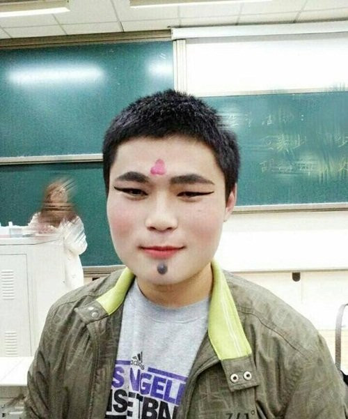 Sau ngày Quốc tế phụ nữ, trên mạng xã hội rất nhiều những bức ảnh mà các đấng mày râu bị bắt hóa thân thành "thảm họa" trang được được đăng tải.