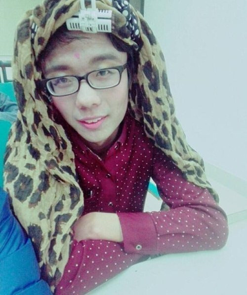 Không chỉ bị bắt "điểm phấn, tô son", các anh em còn bị bắt hóa trang thành những quý bà lộng lẫy với những dụng cụ như khăn, bờm cột tóc.