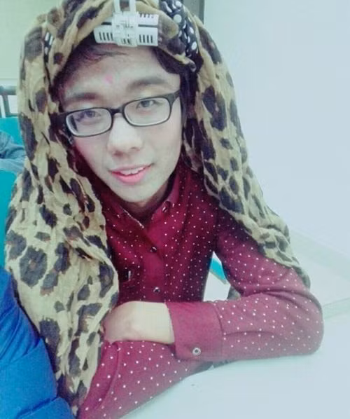 Không chỉ bị bắt "điểm phấn, tô son", các anh em còn bị bắt hóa trang thành những quý bà lộng lẫy với những dụng cụ như khăn, bờm cột tóc.