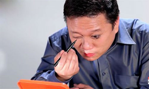 Nhiều anh, em còn chịu cảnh "đắng lòng" hơn khi bị bắt tự trang điểm.