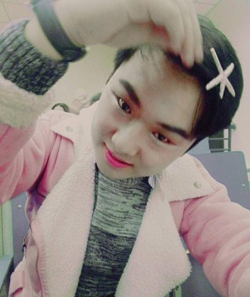 Những hình ảnh vô cùng xinh xắn của anh, em khi bị hội các chị, em "đè ra" bắt trang điểm.