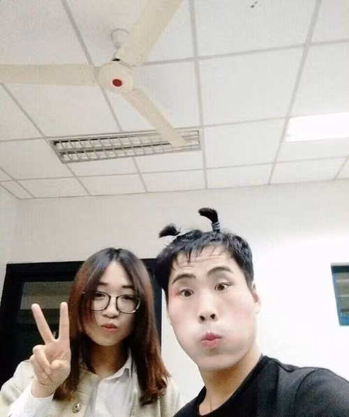 Thêm hai chỏm tóc, anh chàng này trở nên vô cùng tinh nghịch và đáng yêu.