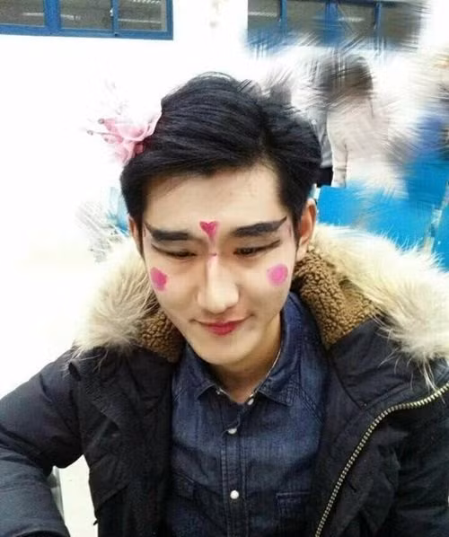 Vừa tiền mua quà, vừa bị biến thành trò tiêu khiển của chị, em để mừng ngày 8/3.