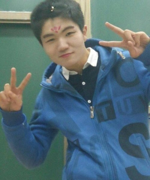 Quốc tế phụ nữ biến thành ngày "cực hình" của con trai. Phụ nữ tha hồ trang điểm, làm đầu tóc cho các đấng mày râu.