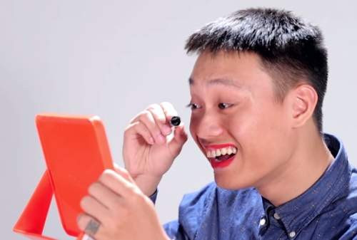 Sau ngày 8/3, các anh em nhà ta đã phải chịu rất nhiều "áp bức" với những trò đùa quái đản của các chị em như bắt tự trang điểm, sau đó chụp ảnh và thay hình trang cá nhân.