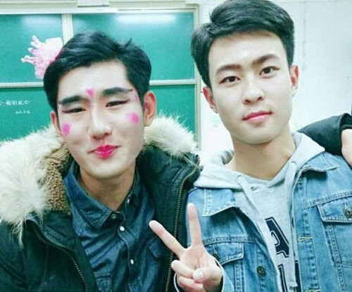 Cặp đôi bị trang điểm theo phong cách "Võ Tắc Thiên" khiến cư dân mạng có phen ôm bụng cười lăn lộn.