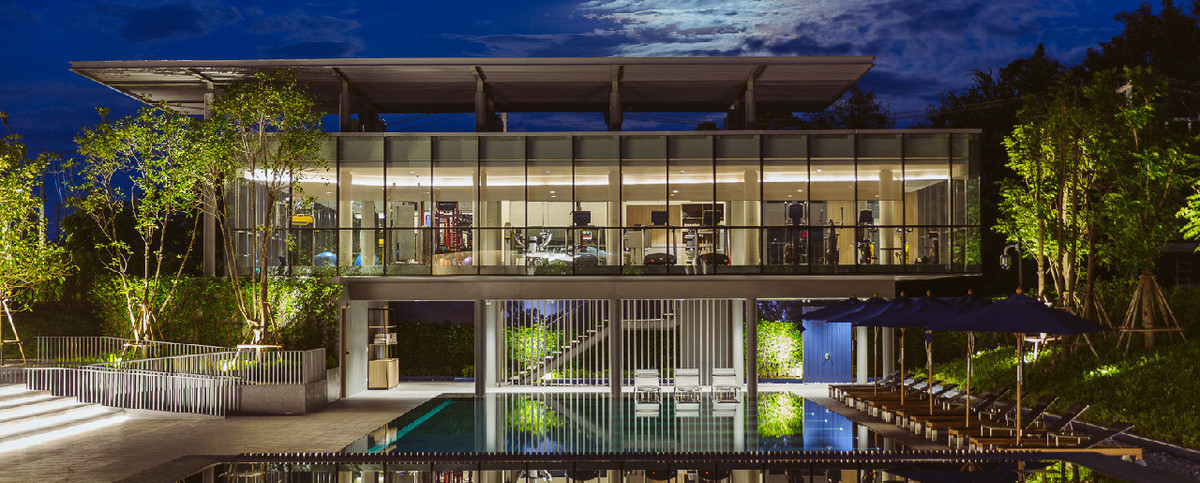 Quang cảnh khách sạn Modena by Fraser buổi đêm.