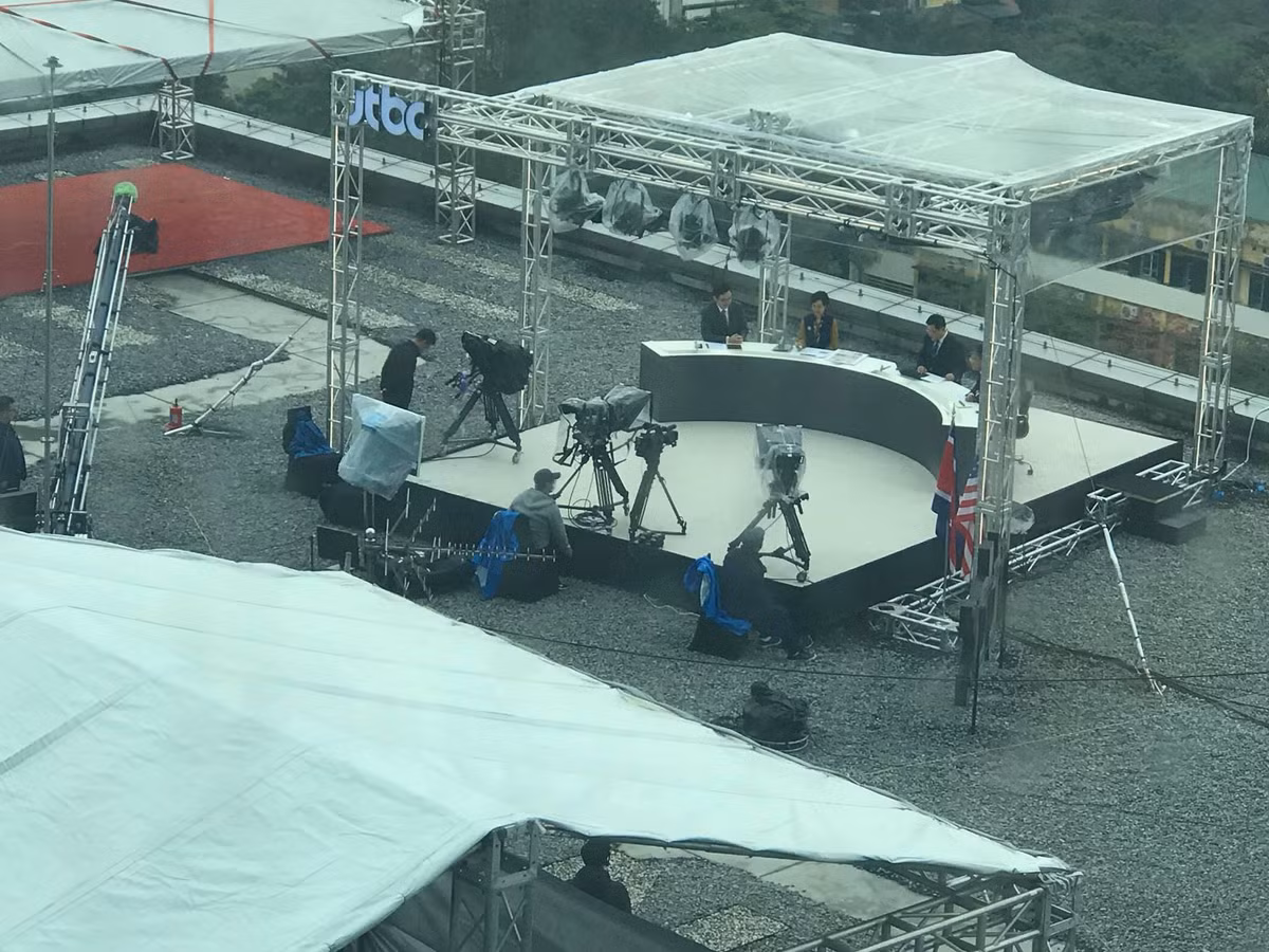 Để phục vụ việc cập nhật, đưa tin nhanh nhất, chân thực nhất về Hội nghị thượng đỉnh Mỹ-Triều 2019, một số đài truyền hình Hàn Quốc đã dựng các trường quay di động tạm trên nóc các tòa nhà cao tầng tại Hà Nội.