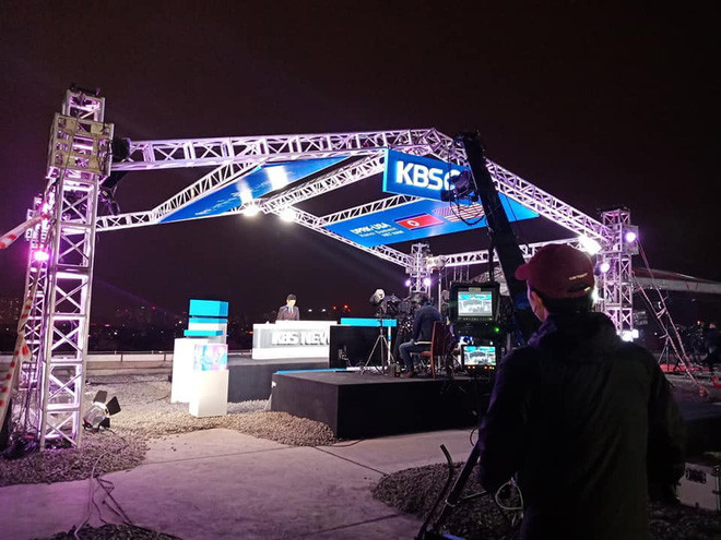 Trường quay ngoài trời được nhân viên đài KBS thiết lập.